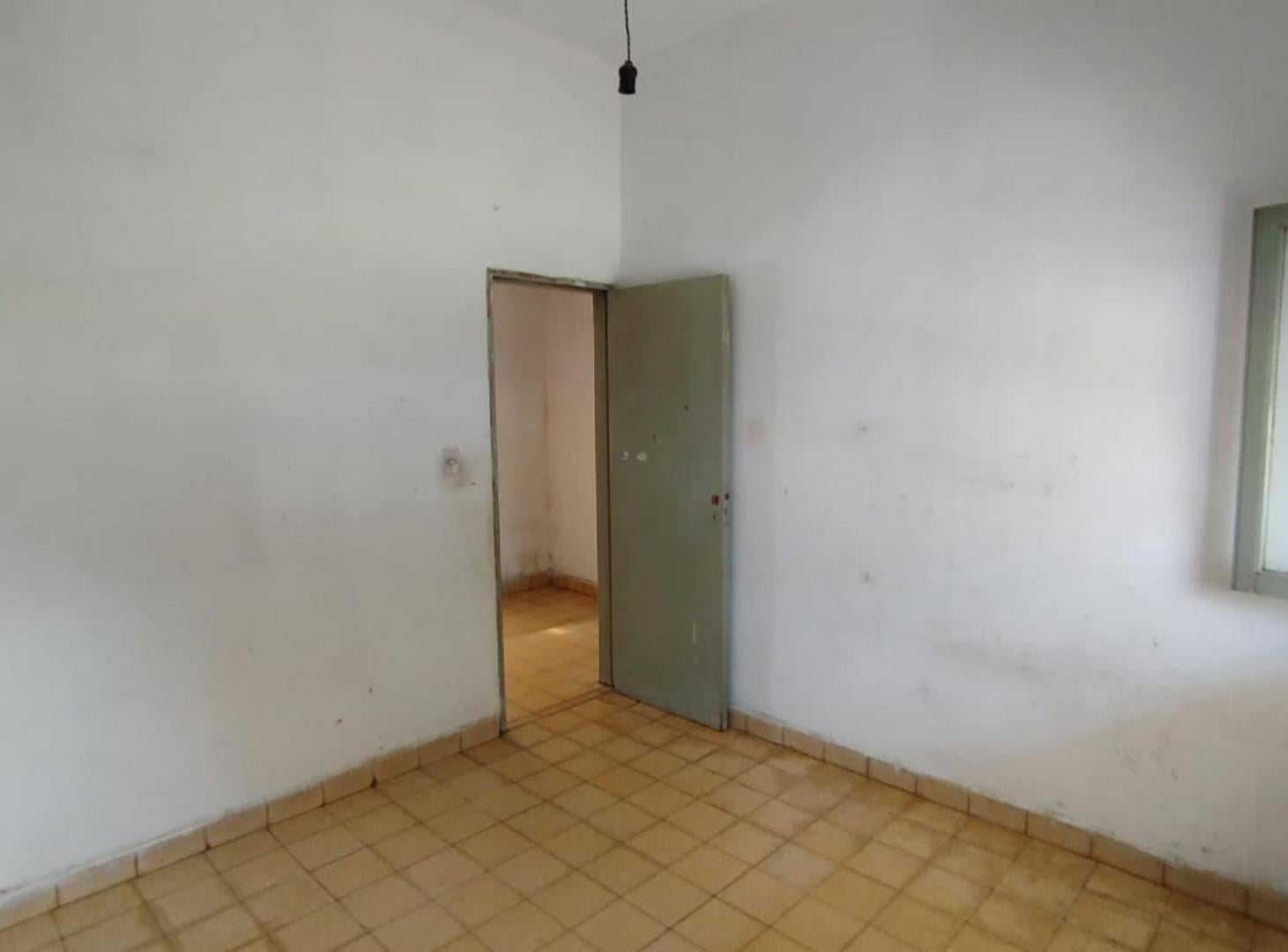 Foto de Venta casa a refaccionar sobre Av. Velez Sarfield, imagen 2
