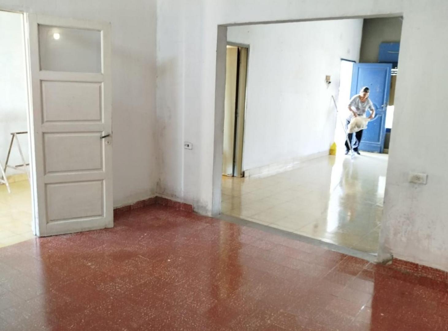 Foto de Venta casa a refaccionar sobre Av. Velez Sarfield, imagen 1