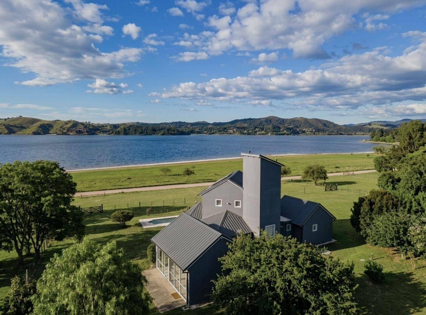 Foto de CASA FRENTE AL LAGO LOS MOLINOS – POTRERO DE GARAY, imagen 1