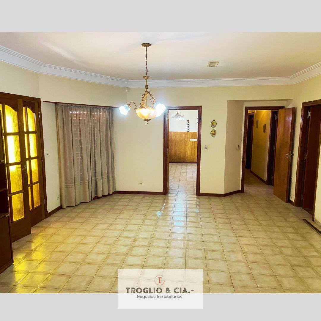 Foto de CHALET DE 4 AMBIENTES EN PARQUE LURO CON GGE DOBLE Y QUINCHO, imagen 2