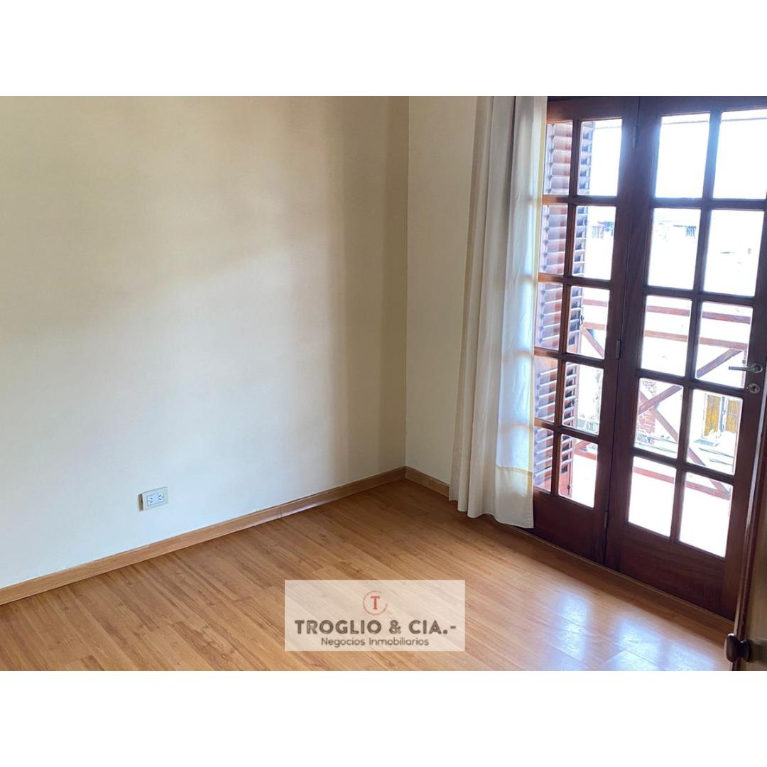 Foto de CASA DE SEIS AMBIENTES MÁS COCHERA DOBLE - RETASADA, imagen 2