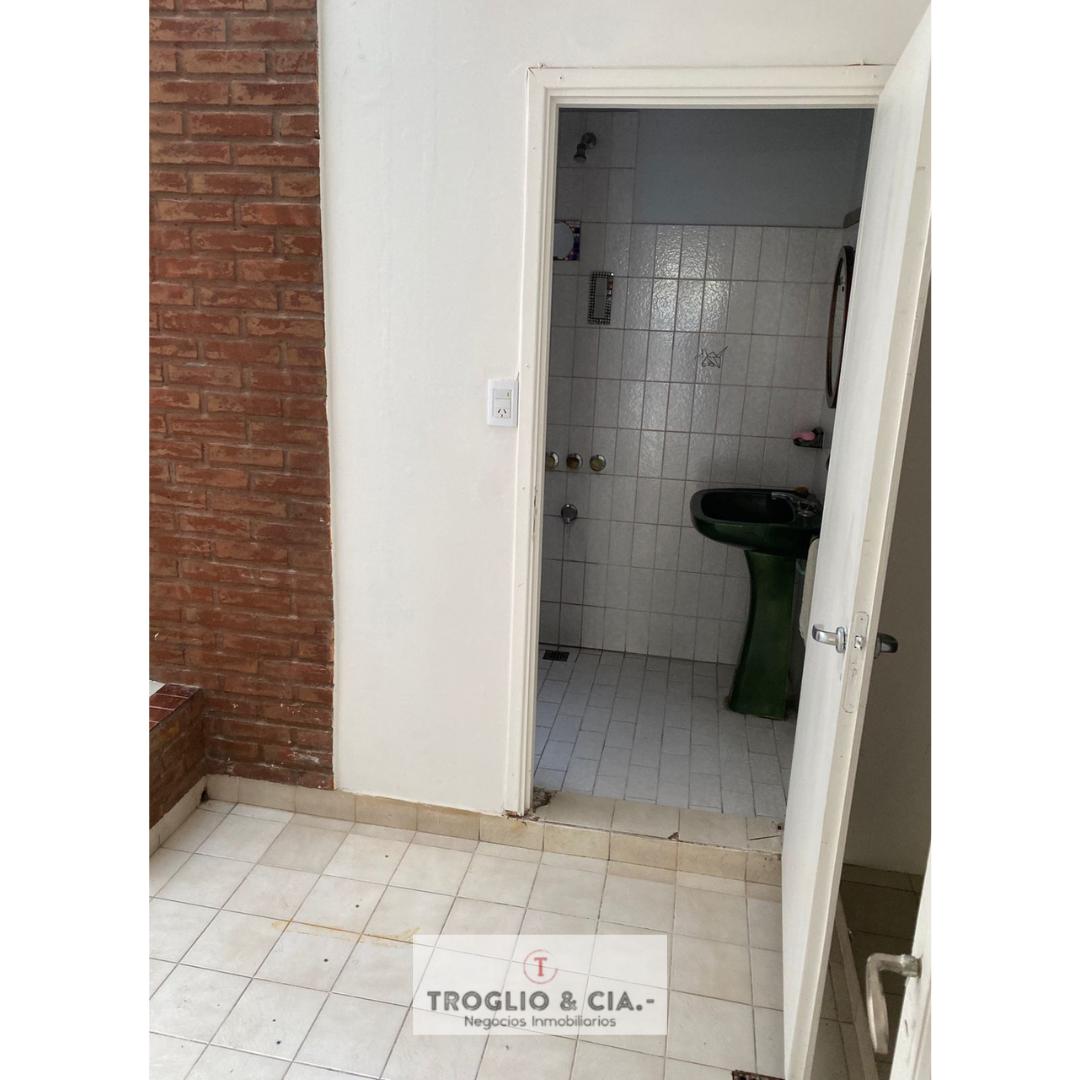 RETASADO !! Casa en venta de 6 ambientes con garaje doble