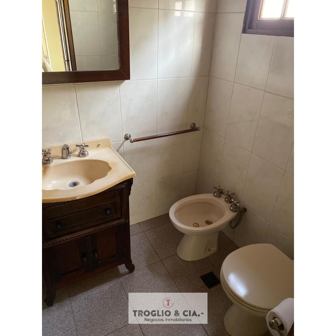 Foto de CASA DE SEIS AMBIENTES MÁS COCHERA DOBLE - RETASADA, imagen 3
