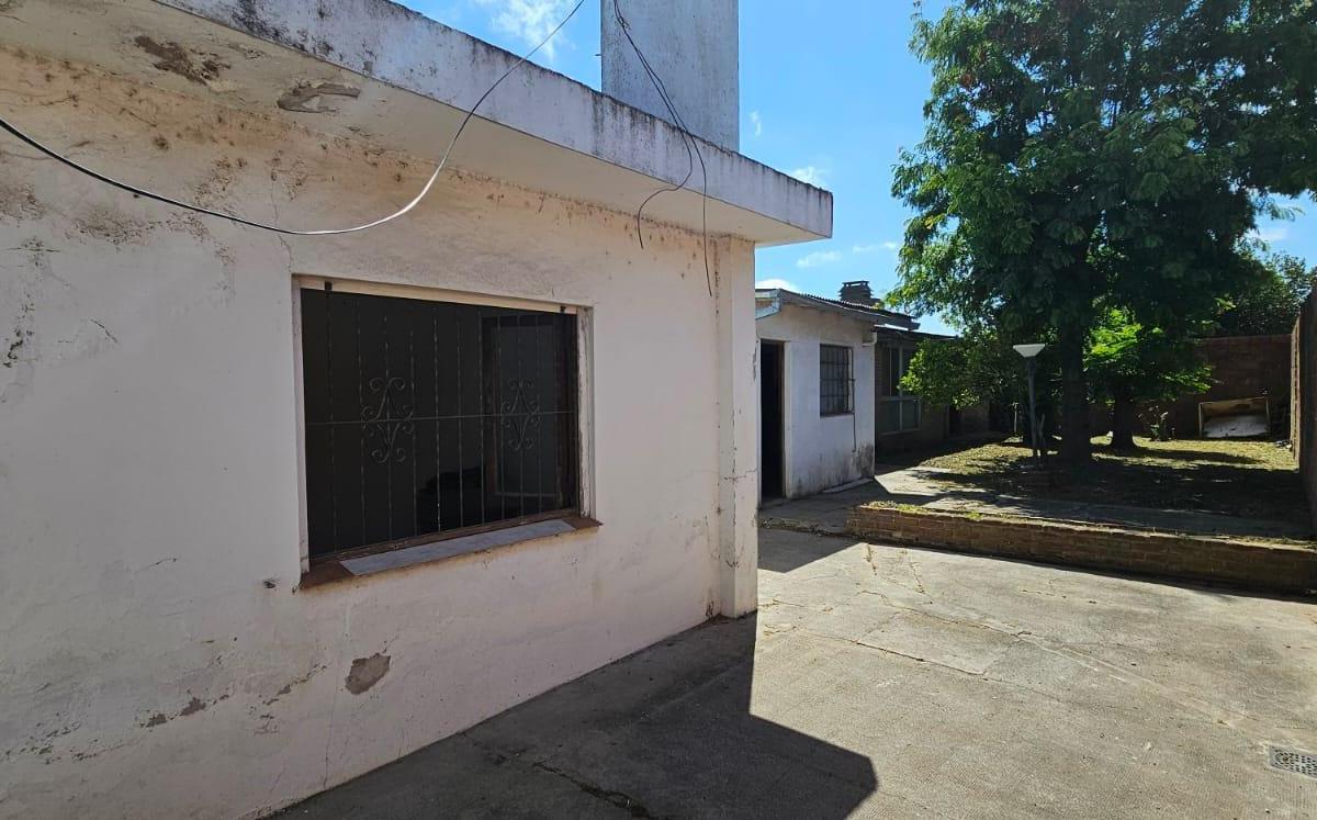 Casa de Tres Ambientes Más Dos Locales Sobre Lote Propio 1