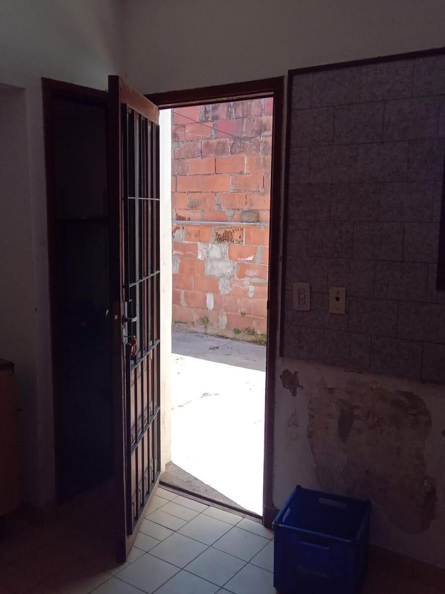 Casa de Tres Ambientes Más Dos Locales Sobre Lote Propio 2