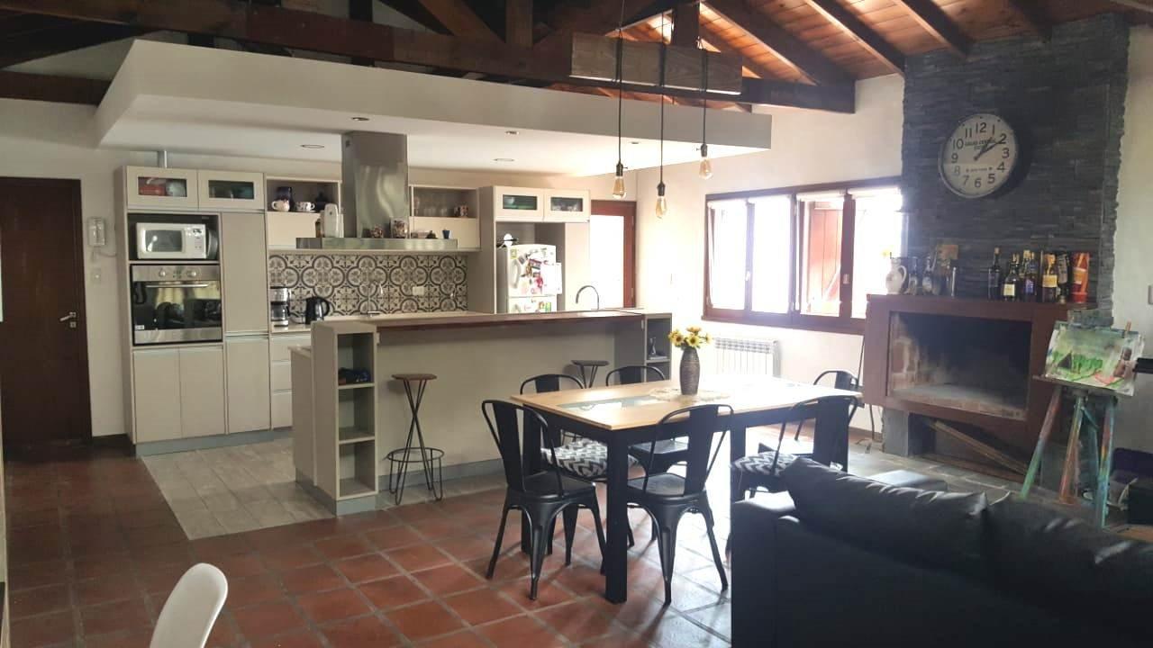Foto de CHALET DE 4 AMBIENTES CON ENTRADA DE VEHICULOS, PLAYROOM, imagen 2