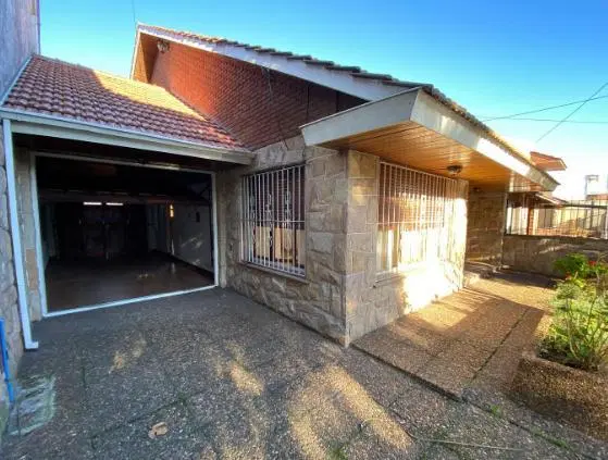 CASA DE 3 AMBIENTES CON QUINCHO Y COCHERA 1