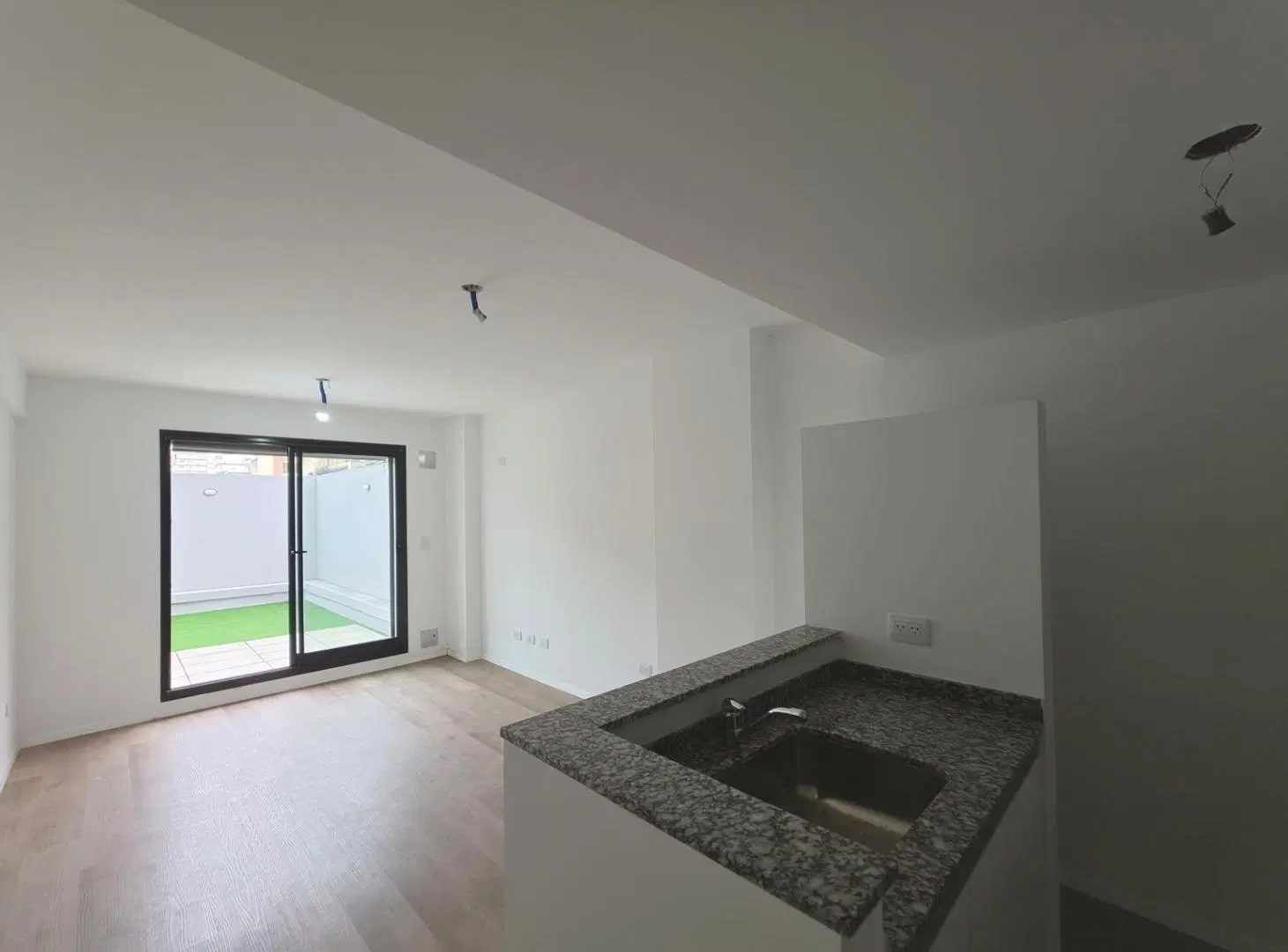 Venta, 1 dormitorio, 1 baño, Patio Exclusivo, Orientación Este, Amenities, Centro, Rosario 2