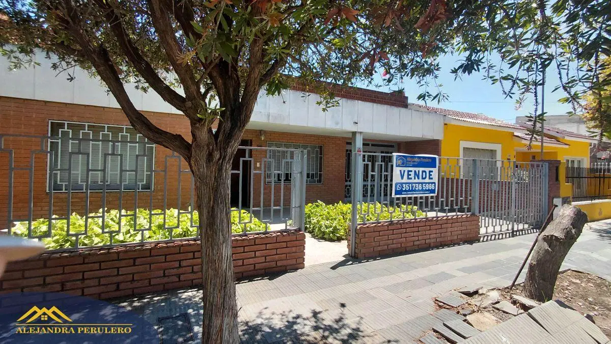 VENDO CASA TRES DORMITORIOS-BARRIO YOFRE 3