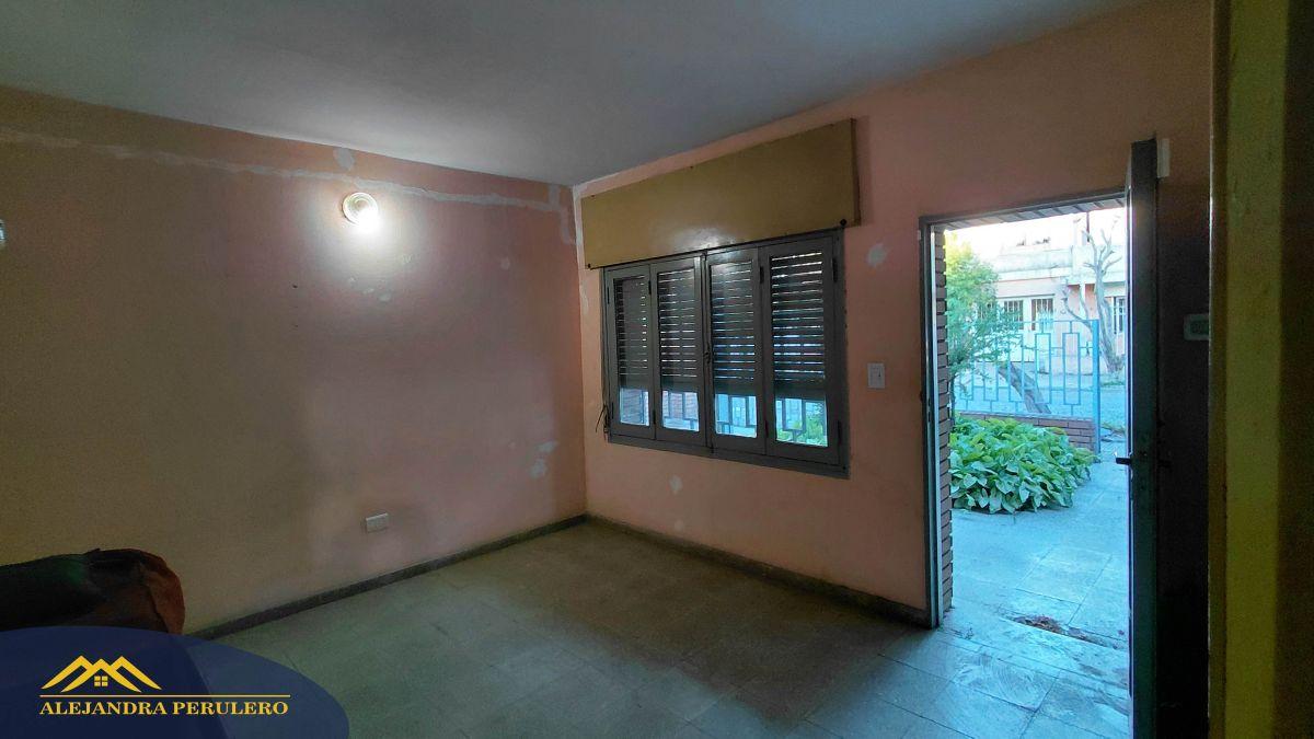 VENDO CASA TRES DORMITORIOS-BARRIO YOFRE