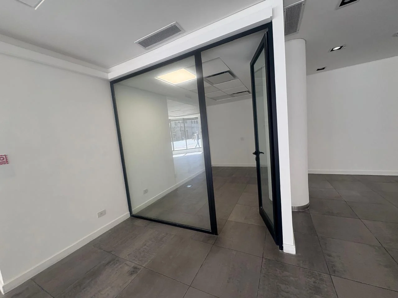 Foto de ALQUILER DE LOCAL COMERCIAL DE 180M2 EN DISTRITO TECNOLOGICO DE PARQUE, imagen 3