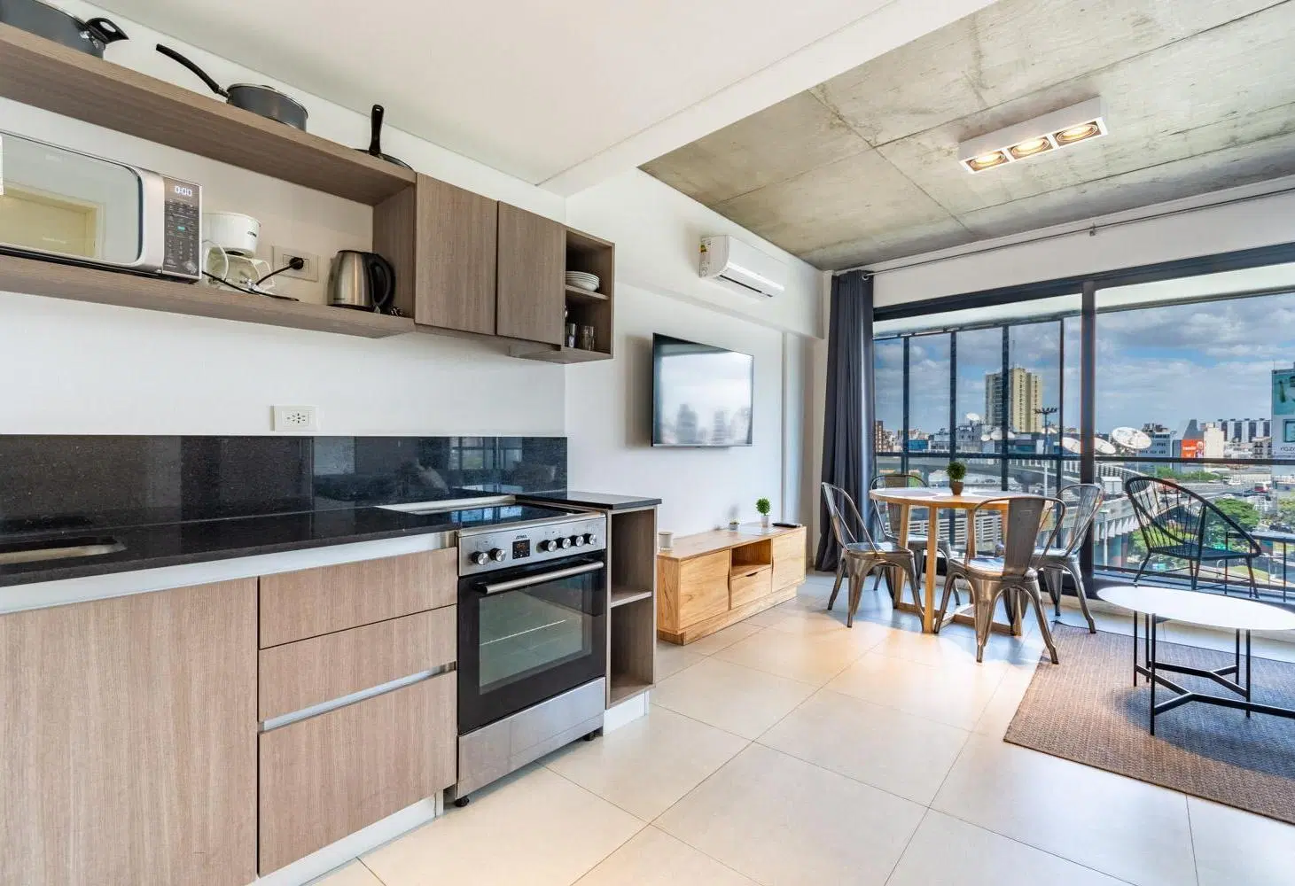 VENTA DE DEPARTAMENTO MONOAMBIENTE AMOBLADO Y EQUIPADO EN MONSERRAT 5