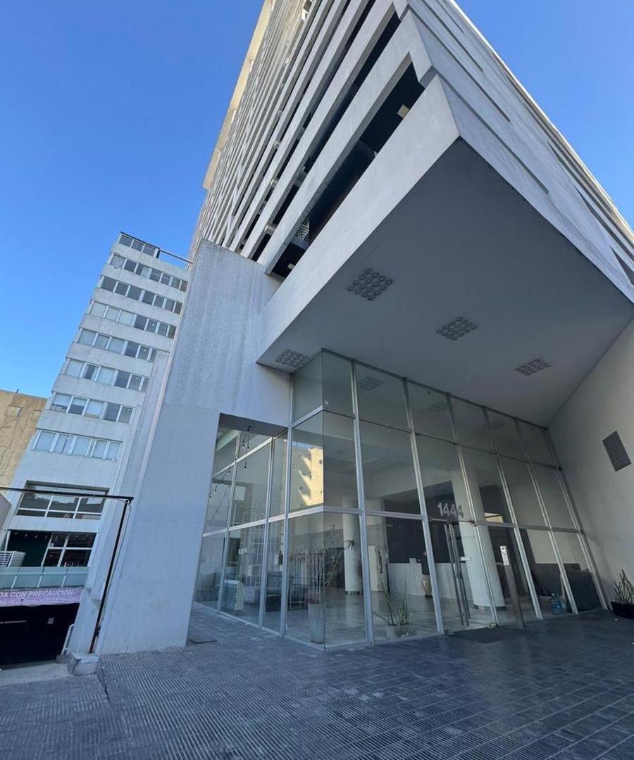 VENTA DE DEPARTAMENTO  2 AMBIENTES AMOBLADO CON BALCON  EN MONSERRAT