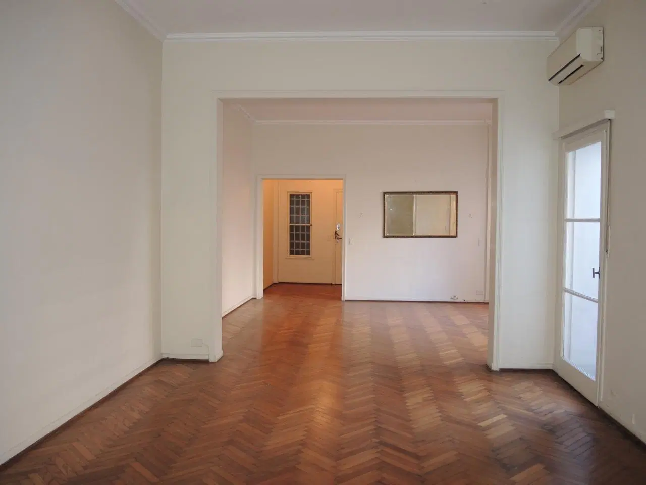 VENTA DEPARTAMENTO SEMIPISO,  4 AMBIENTES CON DEPENDENCIA Y COCHERA EN PALERMO 3