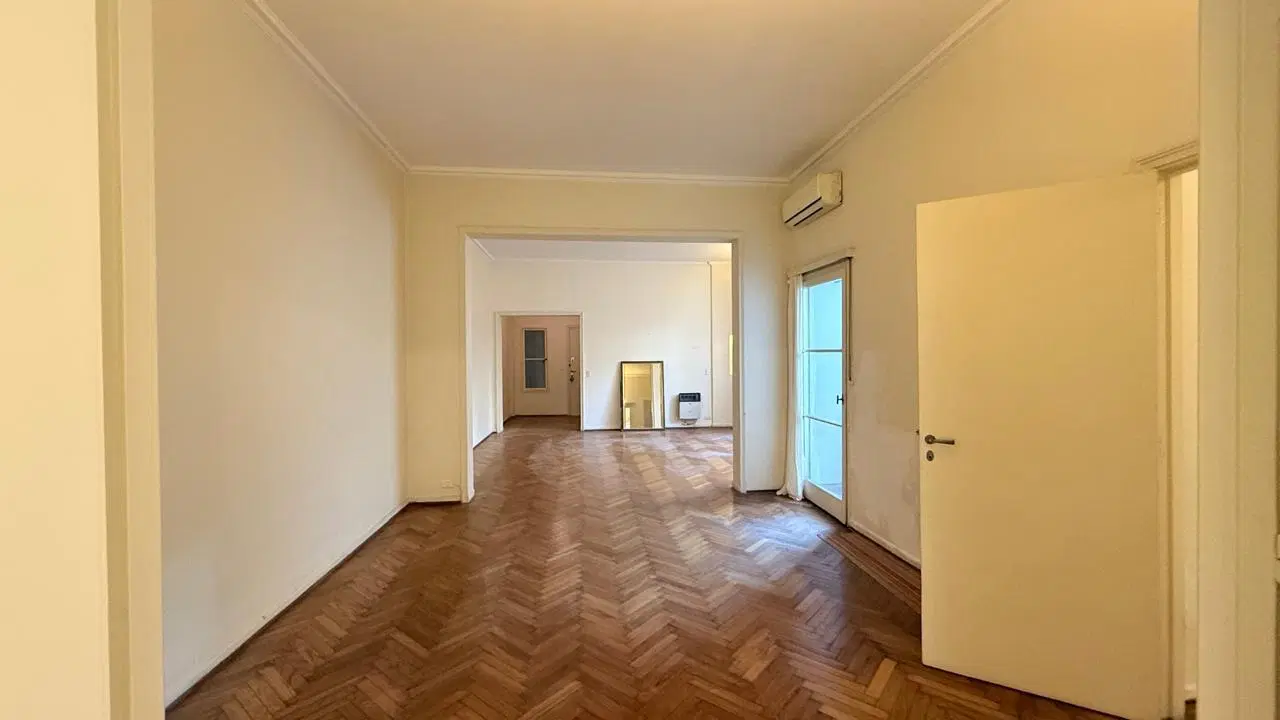 VENTA DEPARTAMENTO SEMIPISO,  4 AMBIENTES CON DEPENDENCIA Y COCHERA EN PALERMO 8
