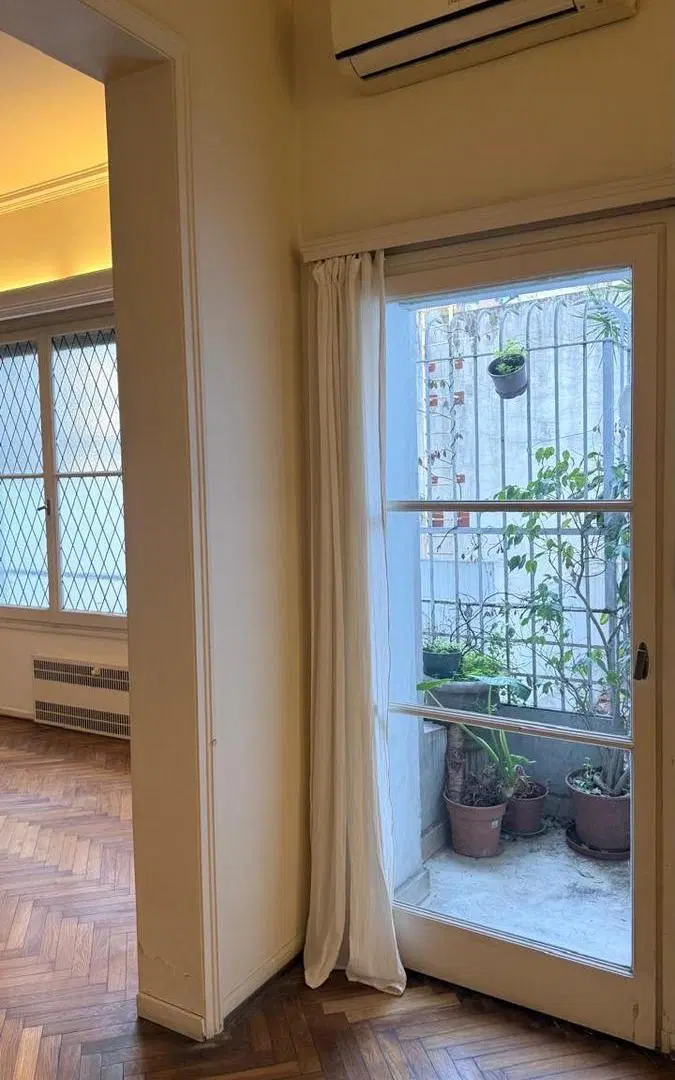 VENTA DEPARTAMENTO SEMIPISO,  4 AMBIENTES CON DEPENDENCIA Y COCHERA EN PALERMO 2