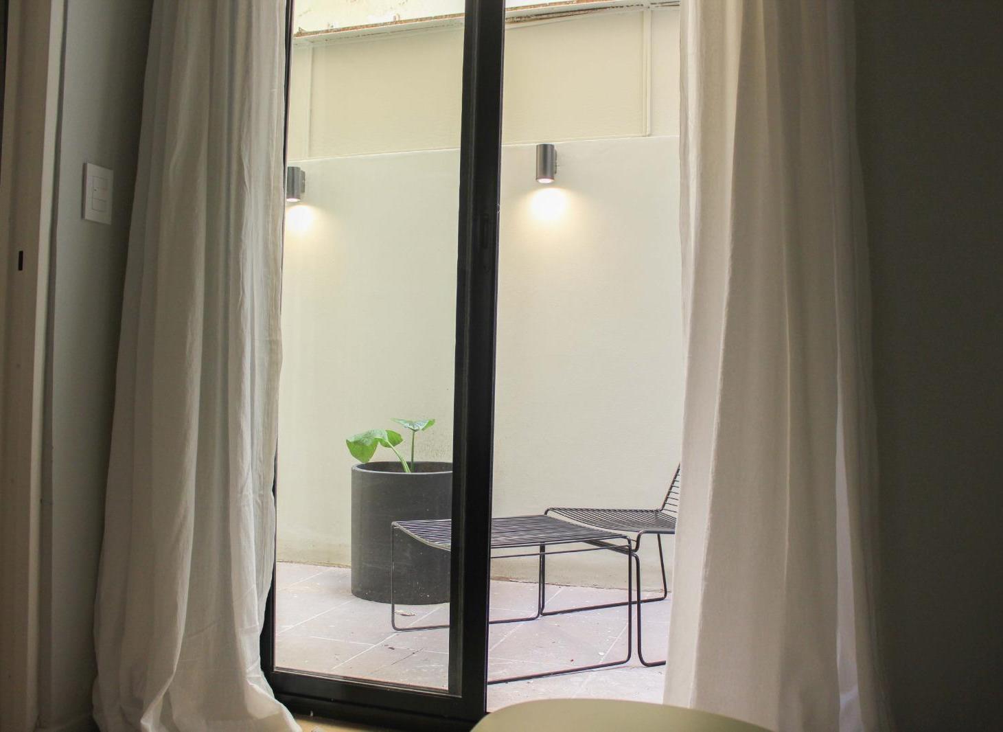 Foto de DEPARTAMENTO 2 AMBIENTES RECOLETA CON 2 PATIOS, REFACCIONADO, imagen 1