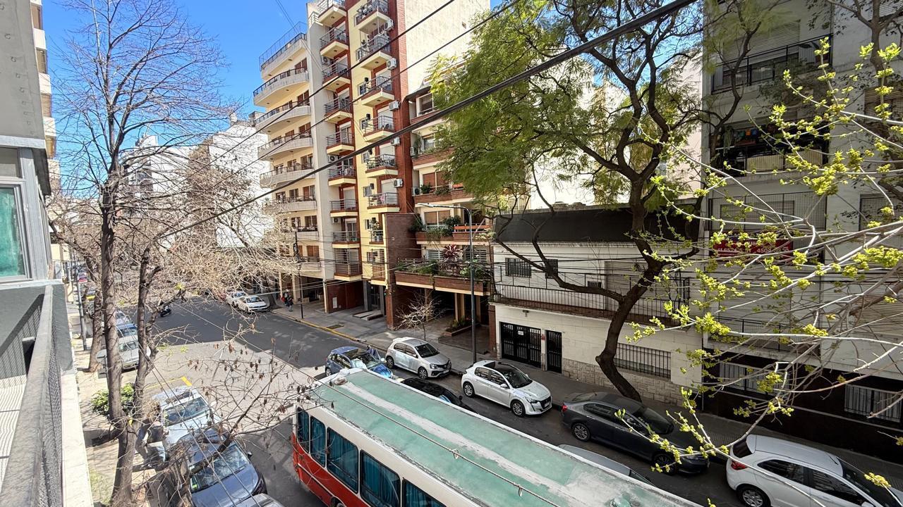 Foto de VENTA DEPARTAMENTO 4 AMBIENTES EN CABALLITO, BALCON CORRIDO, EDIFICIO, imagen 5