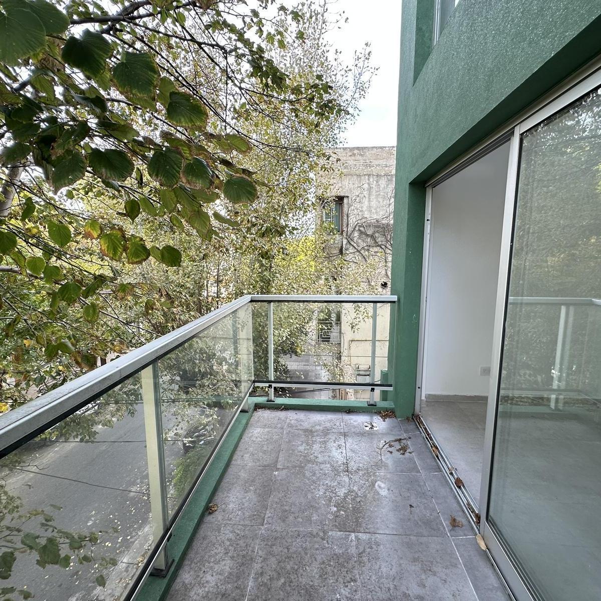 Excelente Dpto 2 Amb en Duplex con 2 Baños y Cochera Cubierta - Monte Castro 1