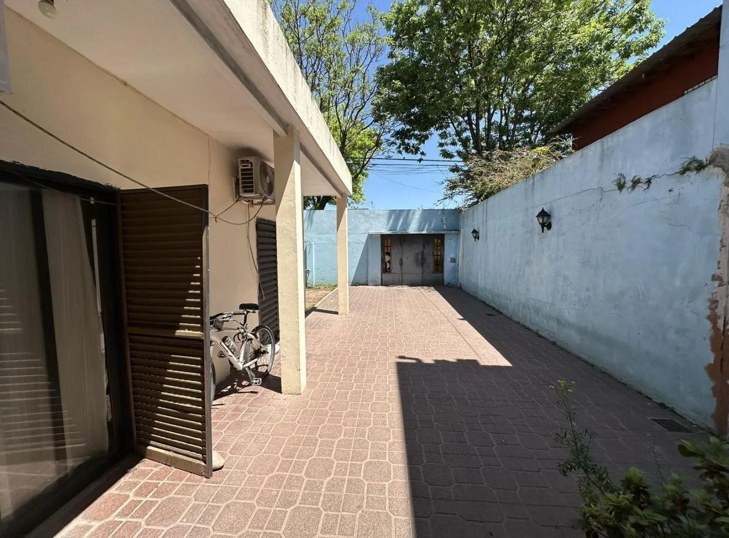 EXCELENTE CASA LOTE PROPIO DE 4 AMBIENTES CON GRAN PATIO EN MATADEROS 5