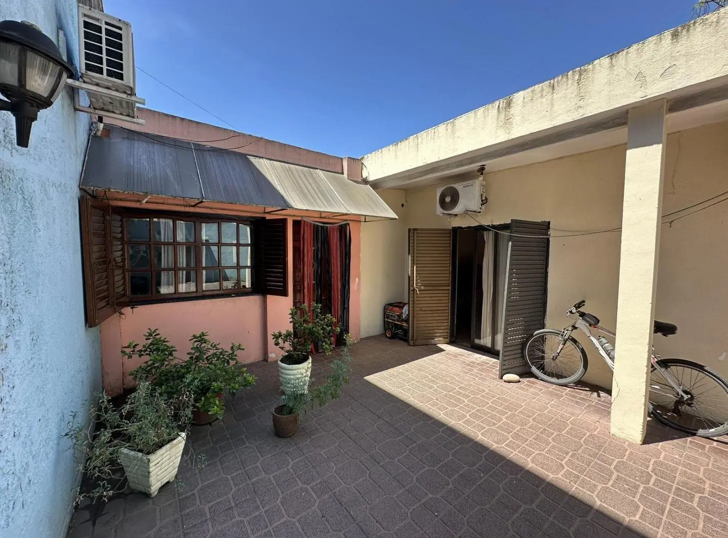 EXCELENTE CASA LOTE PROPIO DE 4 AMBIENTES CON GRAN PATIO EN MATADEROS 8