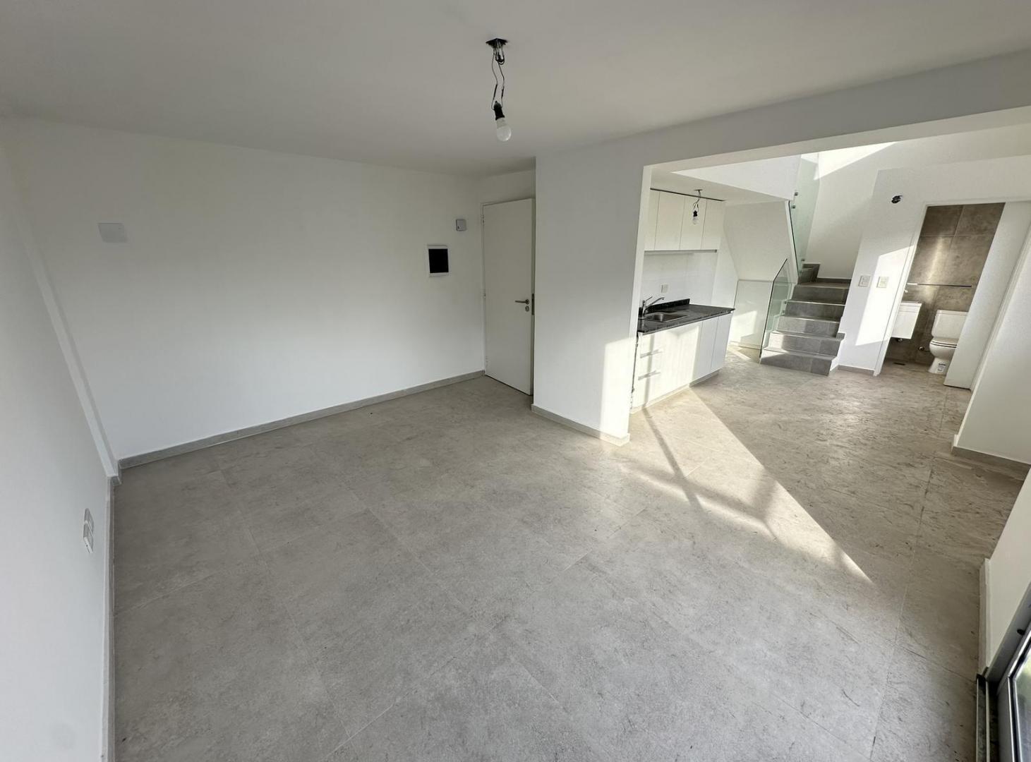 Foto de EXCELENTE DPTO 2 AMB EN DUPLEX C/ 2 BAÑOS Y COCHERA A ESTRENAR APTO, imagen 1