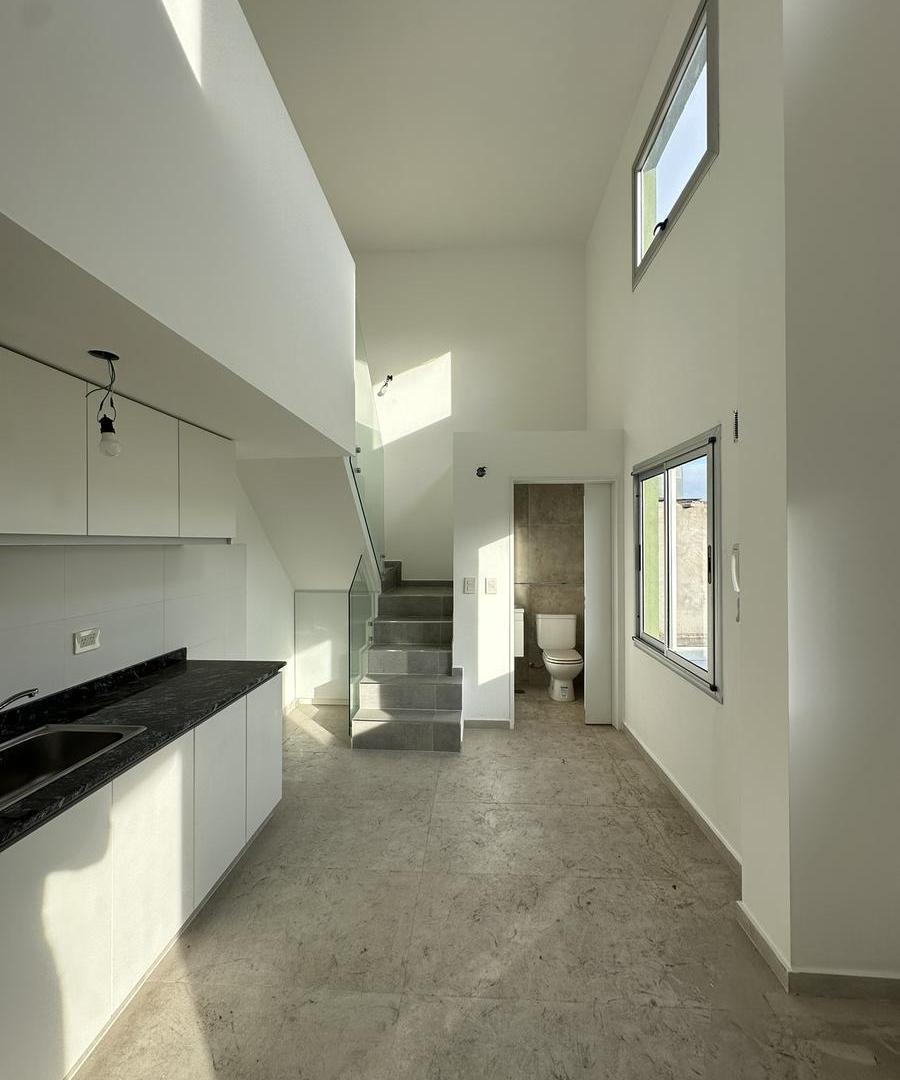 Foto de EXCELENTE DPTO 2 AMB EN DUPLEX C/ 2 BAÑOS Y COCHERA A ESTRENAR APTO, imagen 3