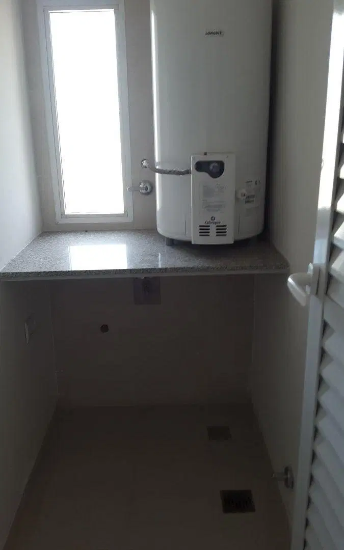 Departamento con 2 dormitorios, al frente con balcón, en alquiler en Echesortu 3