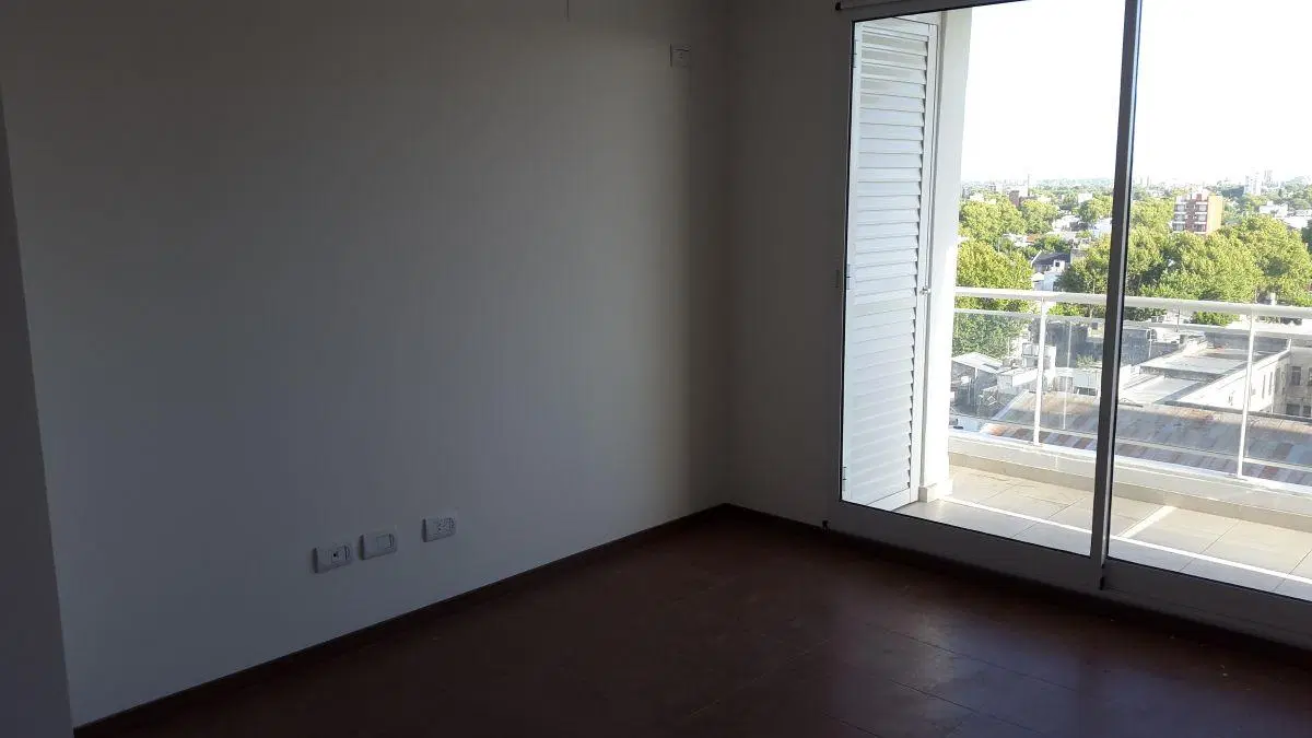 Departamento con 2 dormitorios, al frente con balcón, en alquiler en Echesortu 2