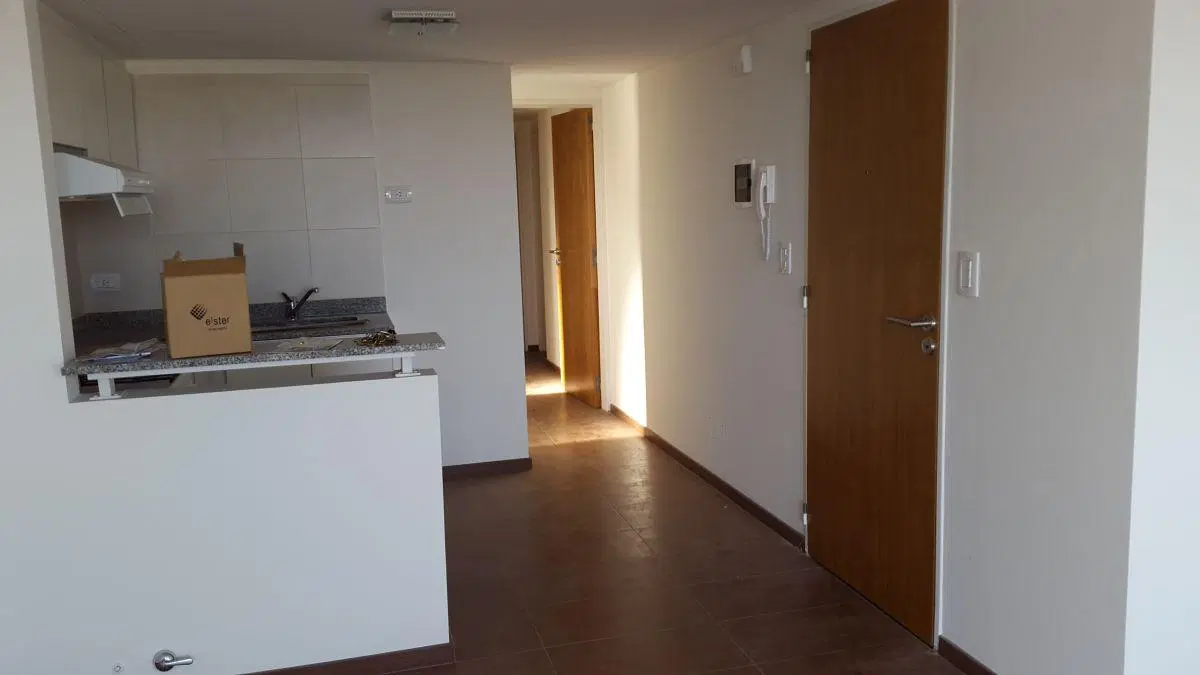 Departamento con 2 dormitorios, al frente con balcón, en alquiler en Echesortu 1