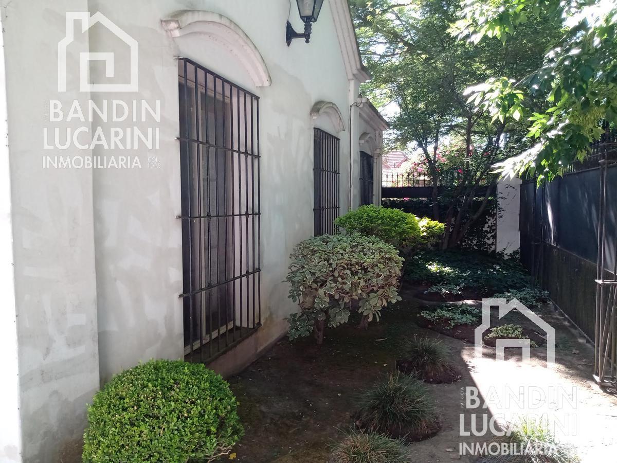Casa en venta en Ranelagh de 4 ambientes c/pileta. Casco de Ranelagh.