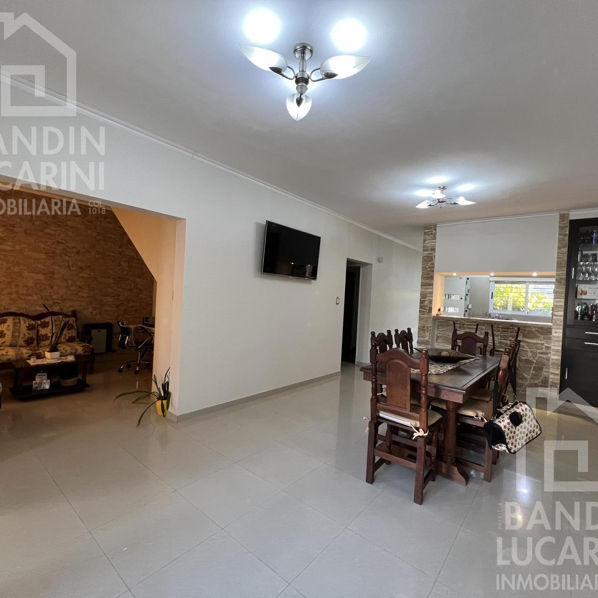 Casa en Venta en Berazategui. Dos Casas. Ideal Familia Grande o Dos Familias. 4