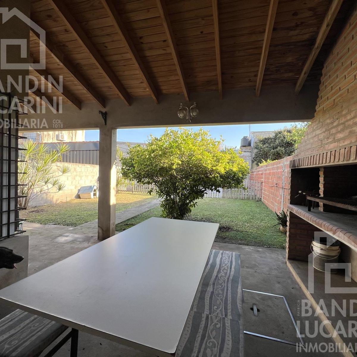 Casa en Venta en Berazategui. Dos Casas. Ideal Familia Grande o Dos Familias. 3