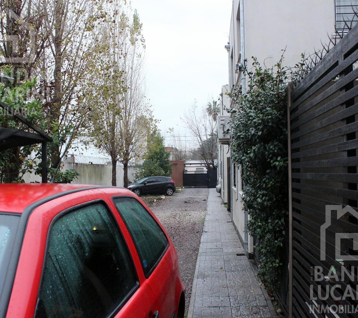 Duplex en Venta con Dos Cocheras. Se Escuchan Propuestas. 2