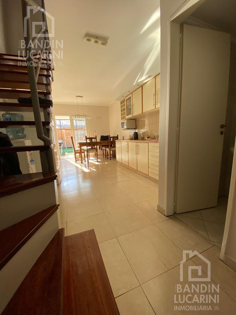 Casa en Venta en Berazategui - Triplex Impecable Permuta por Departamento 4 Amb 4