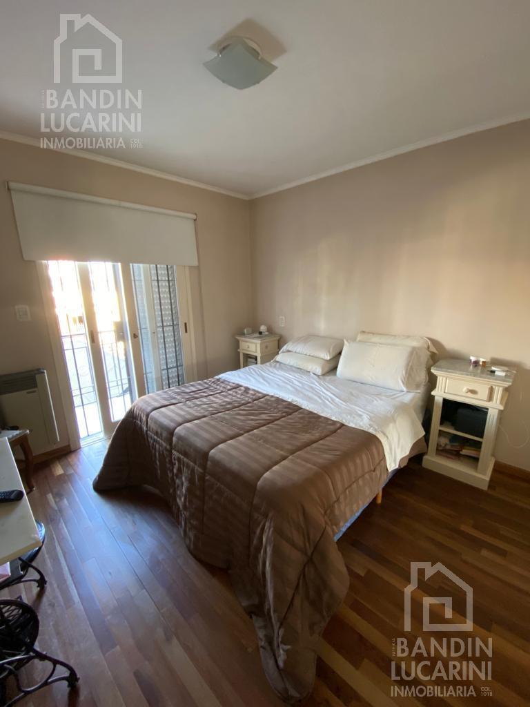 Casa en Venta en Berazategui - Triplex Impecable Permuta por Departamento 4 Amb 2