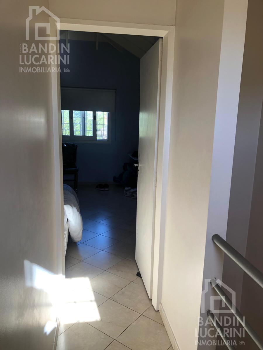 Casa en Venta en Berazategui - Triplex Impecable Permuta por Departamento 4 Amb 5