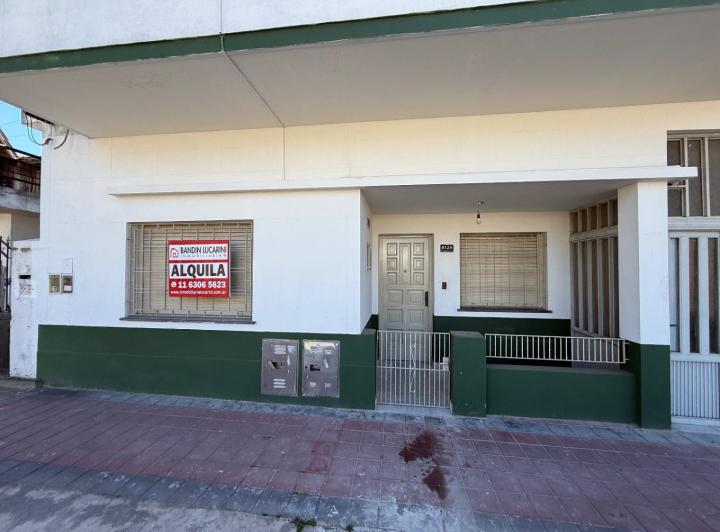 PH en alquiler en Berazategui de 3 ambientes . Sin cochera. Planta baja.  4