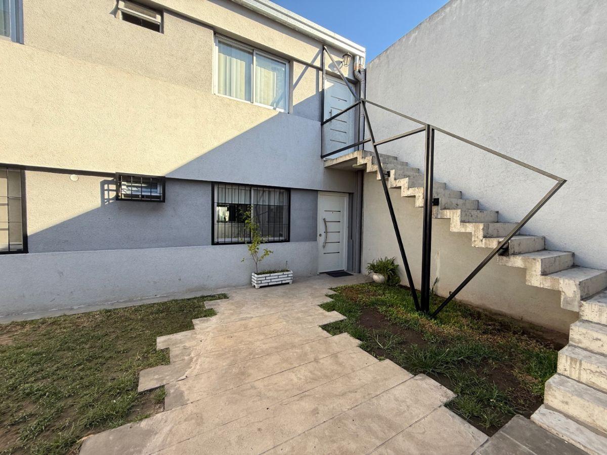 PH en venta de 3 amb c/ cochera doble y jardin en Quilmes residencial.