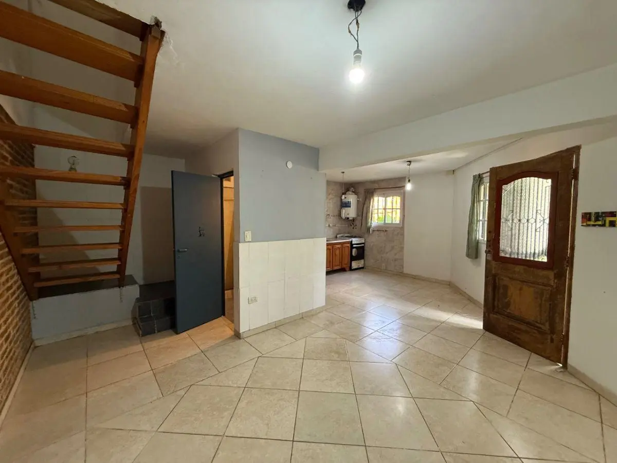 Casa en alquiler en Berazategui Con depto y Local. Apto Profesional. 4