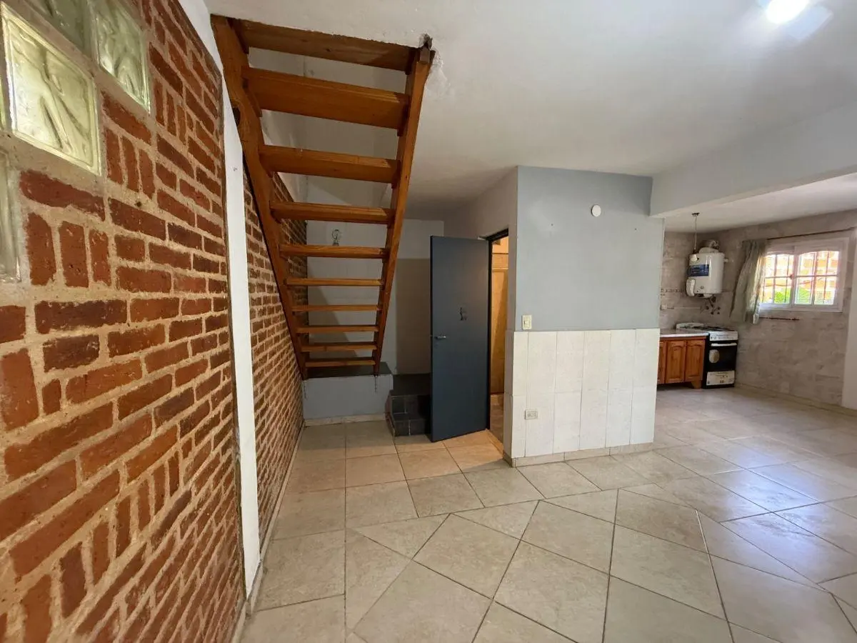 Casa en alquiler en Berazategui Con depto y Local. Apto Profesional. 3