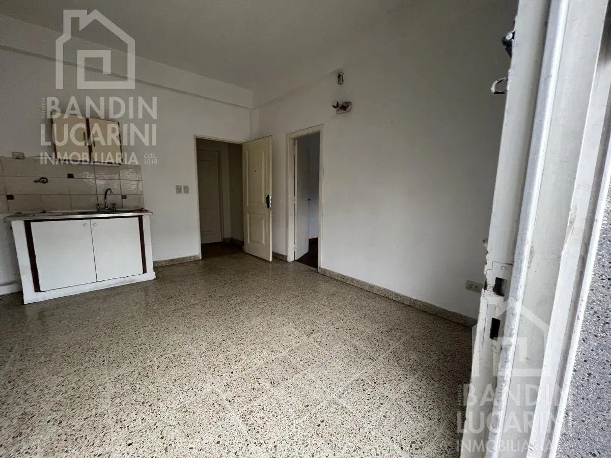 Departamento en Alquiler de 2 AMB en Primer piso. 1 Cuadra de Av. Mitre. 5