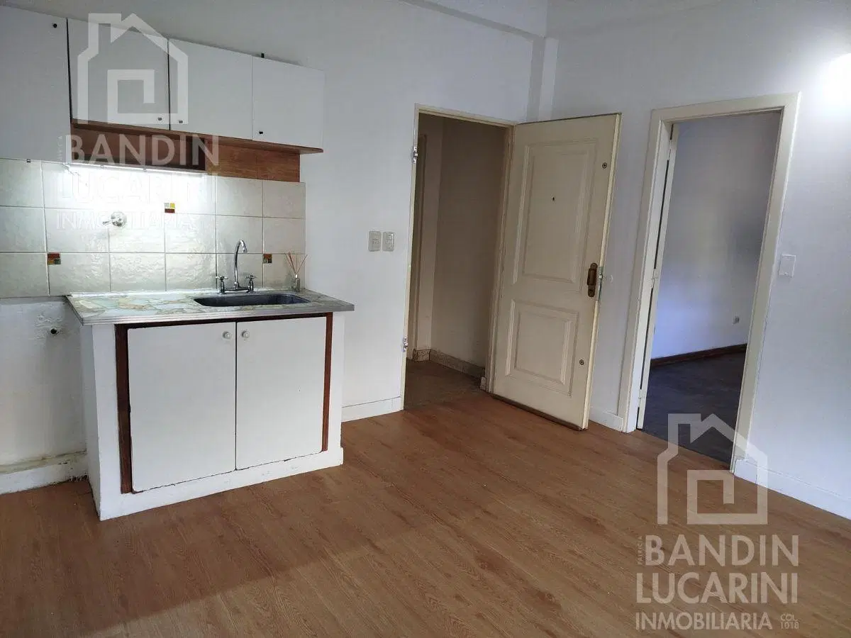 Departamento en Alquiler de 2 AMB en Primer piso. 1 Cuadra de Av. Mitre. 2
