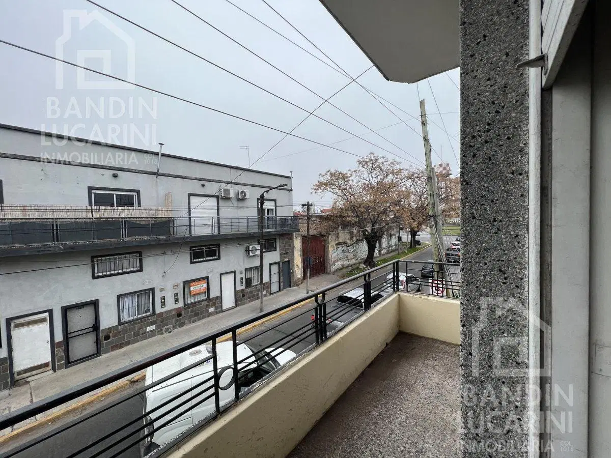 Departamento en Alquiler de 2 AMB en Primer piso. 1 Cuadra de Av. Mitre. 4