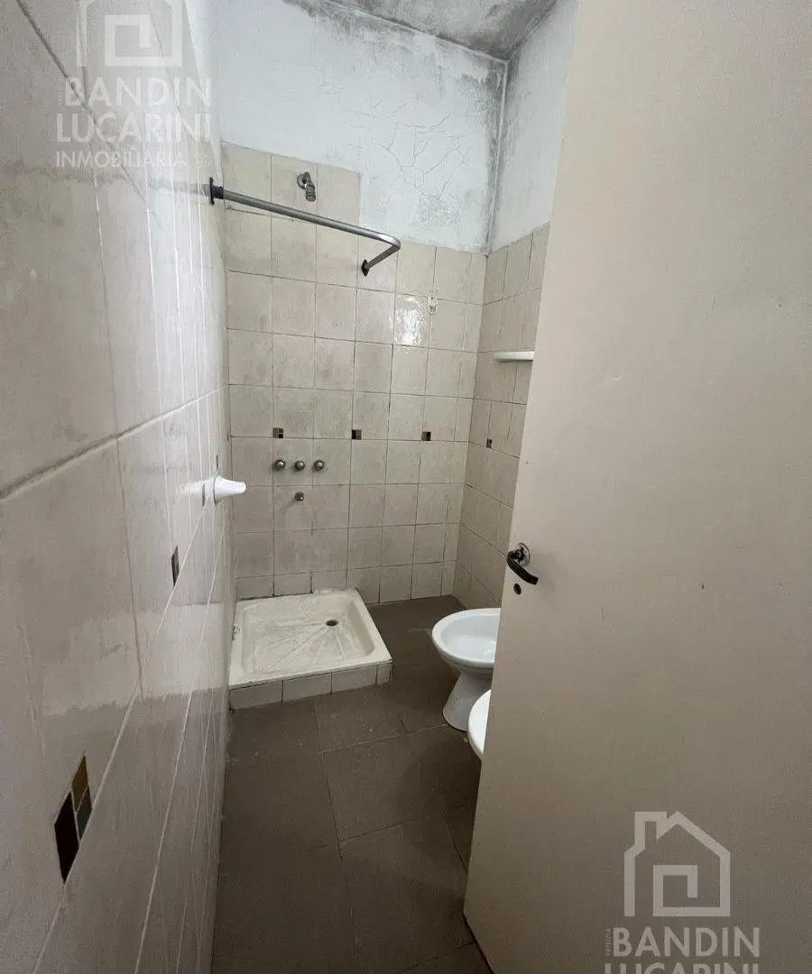 Departamento en Alquiler de 2 AMB en Primer piso. 1 Cuadra de Av. Mitre. 3