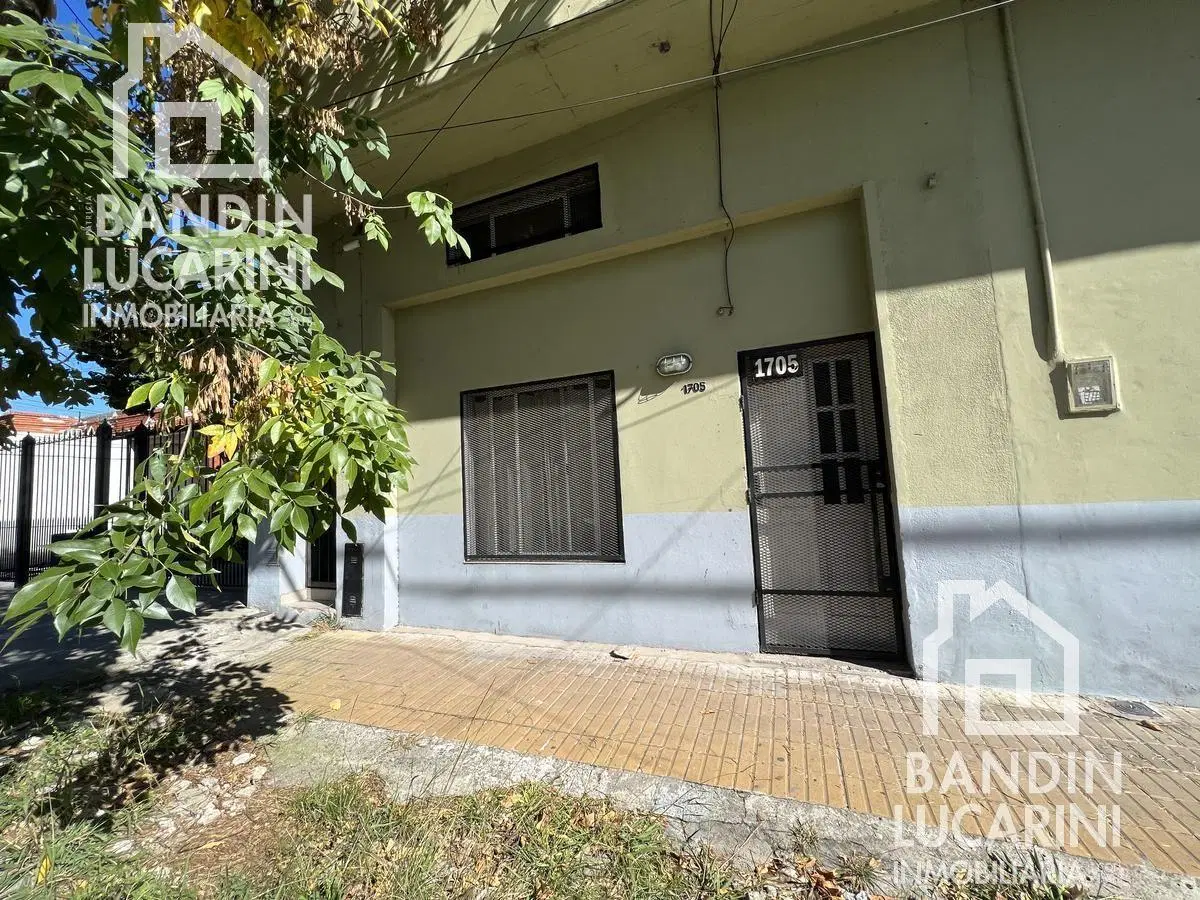 Departamento en Monoambiente con entrepiso en Alquiler en Berazategui. 3