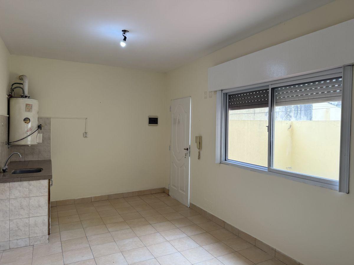 Foto de Departamento en alquiler en Berazategui sobre Av. 14 2 Ambientes con, imagen 3