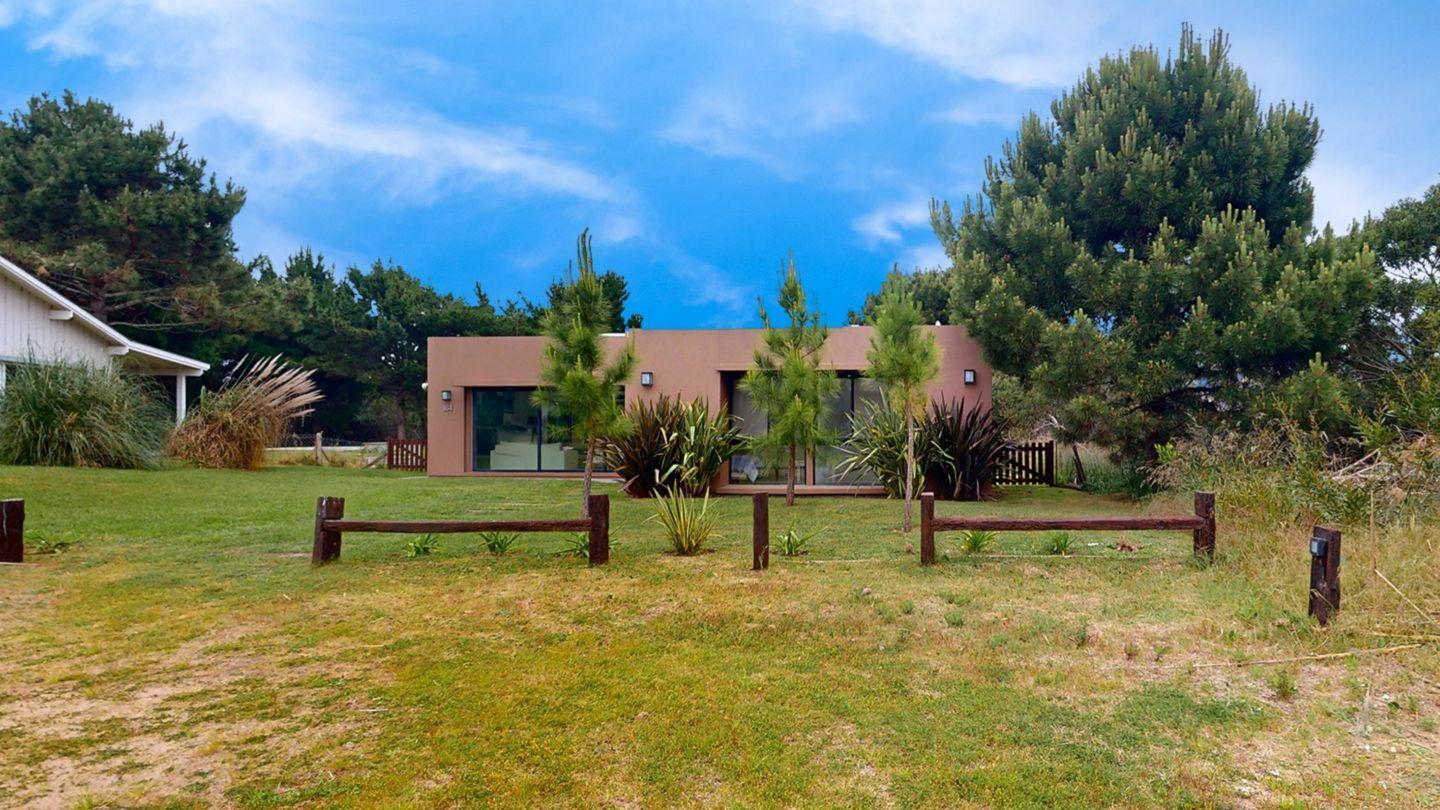 CASA EN VENTA EN COSTA ESMERALDA - OPORTUNIDAD