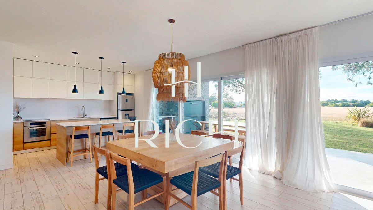 Foto de Casa en Venta en el Barrio Ecuestre, Costa Esmeralda - Fondo a la, imagen 2