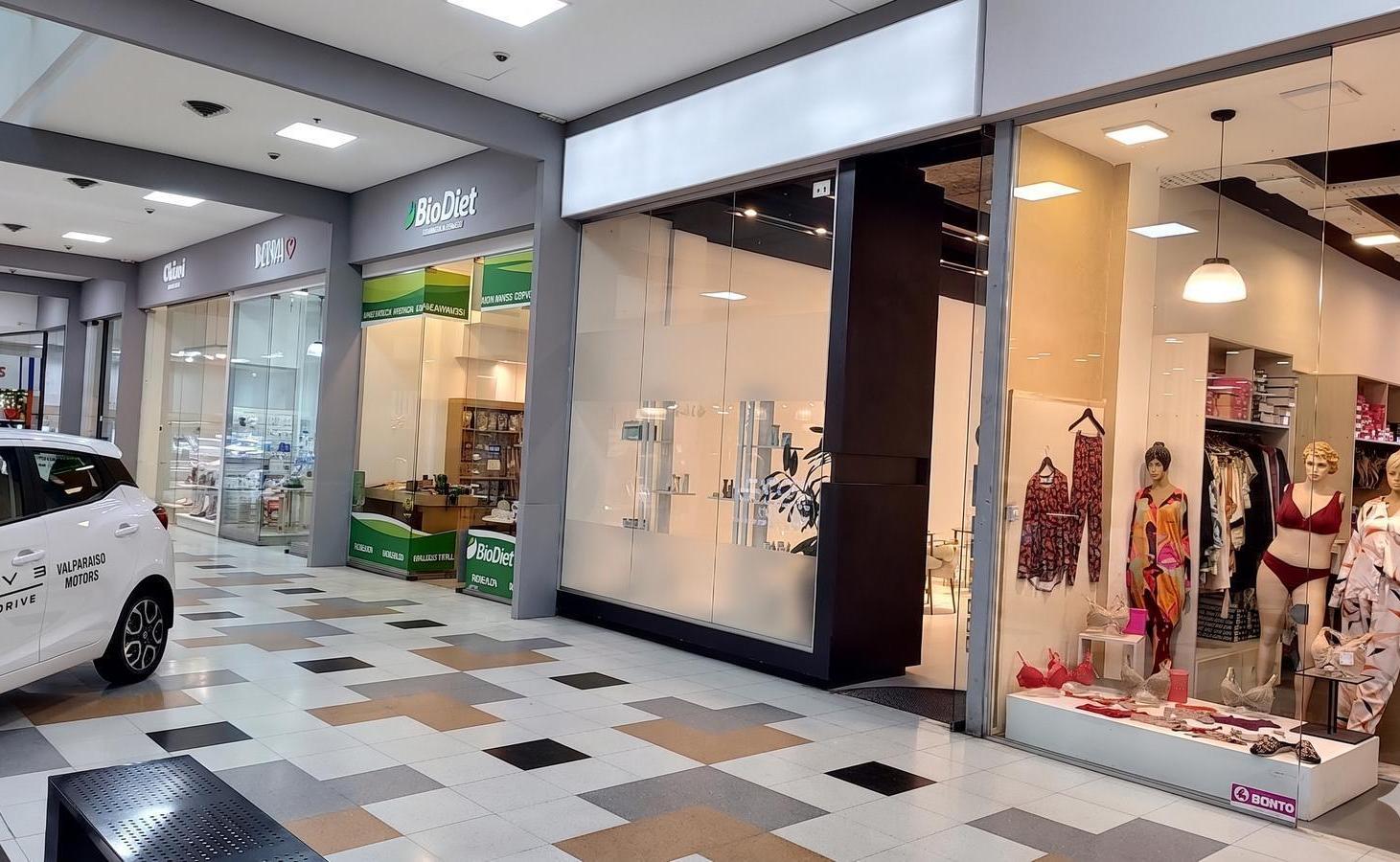 Local en el Martinoli Mall, Av. Recta Martinoli 7850